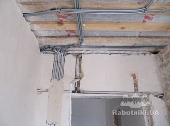 Прокладка кабельной продукции при выходе из спальной комнаты (до);