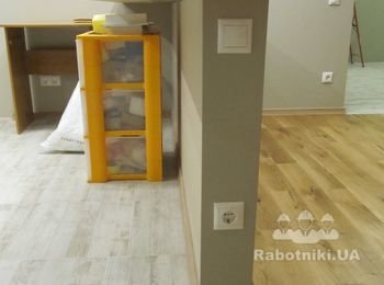 Установленная и подключенная фурнитура Legrand Valena (Франция) в барной стойке (после);