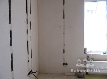 Прокладка кабельной продукции в кухне студии, к розеточным группам (до);