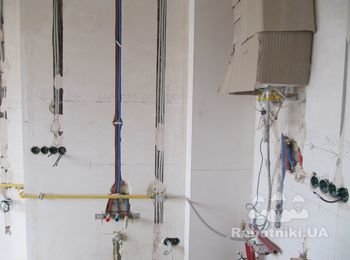 Прокладка кабельной продукции на кухне к розеткам 220В и световому выключателю кухонной LED подсветки (до);