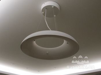 Установленная и подключенная люстра компании Philips (Голландия) в кухне студии (после);