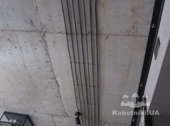 Прокладка кабеля по бетонному потолку, вскрытому лаком;