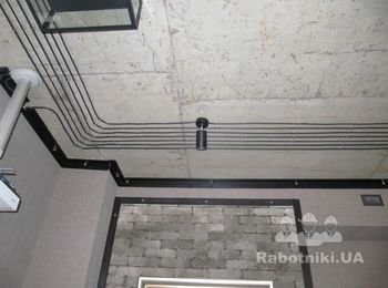 Прокладка кабеля по бетонному потолку вскрытому лаком, установка и подключение приборов освещения;