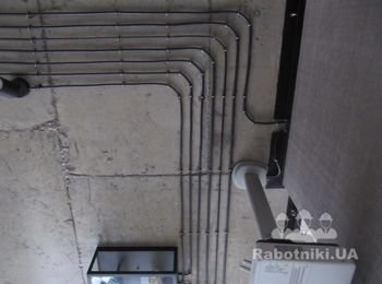 Прокладка кабеля по бетонному потолку, вскрытому лаком;