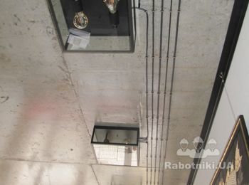 Прокладка кабеля по бетонному потолку вскрытому лаком, установка и подключение приборов освещения;