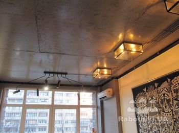 Прокладка кабеля по бетонному потолку вскрытому лаком, установка и подключение приборов освещения и кондиционера;