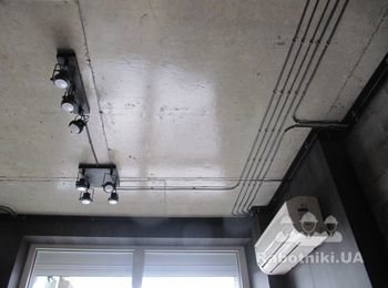 Прокладка кабеля, установка и подключение приборов освещения и кондиционера;