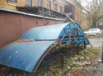 Замена старого поликарбона на новый (гаражи, навесы).
Ремонт навесов из поликарбоната включает следующие работы:
— демонтаж старого поликарбоната
— установка нового поликарбоната 
— снятие старой краски с каркаса 
— покраска металлического каркаса
— при необходимости производится усиление и внесение изменение в конструкцию навеса.