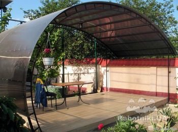Пристройки из поликарбоната
Пристройки из поликарбоната могут быть возведены несколькими способами, в том числе — арочным, купольным и веерным. Сотовый или листовой поликарбонат обеспечивает легкость конструкции по сравнению с аналогами из шифера и металлочерепицы. Кроме того, плиты из поликарбоната превосходно пропускают лучи света, защищая расположенные под навесом предметы от перегрева. Компания занимается производством и монтажом козырьков, пристроек и навесов в течение 10 лет. Наши професси