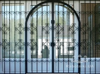 Решетки бывают сварные и кованые,открывающиеся и глухие.Производим и устанавливаем решетки на окна,балконы,лоджии.Решетки бывают сварные и кованые,открывающиеся и глухие.Изготовлены из квадрата,полосы,прутка различного сечения и диаметра.Покрас решеток это нитрокраска /цвет на выбор/или порошковое напыление/цвет на выбор/ по каталогу у мастера при замере