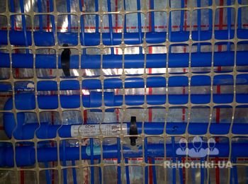 Укладка магистралей и закрепление основы капиллярных матов для теплых полов.