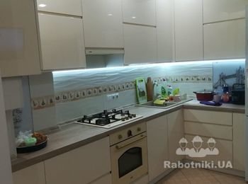 Бежева кухня з глянцевими фасадами