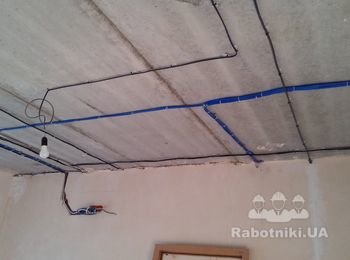 Монтаж дренажной трассы для насосов(синяя) по потолку