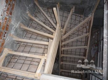 Процесс изготовления бетонной лестницы с забежными ступенями