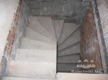 Бетонная лестница П-образная с забежными ступенями