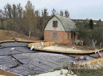 Монолитный дом Хоббит. Проект двухэтажного жилого дома площадью 153 кв. м. 
Создание монолитных стен сложной формы - профильное направление деятельности компании Холстрой. В этом проекте часть стен - прямые, часть - поверхности двойной кривизны. Поэтому строительство велось как традиционным методом, так и методом сухого торкретирования. Утеплитель в этом здании - пенополиуретан, который напыляется на поверхность бетона. https://www.youtube.com/watch?v=FQjdqG0EvPM&t=2s