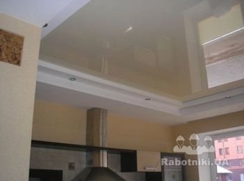 Глянцевый потолок в кухне