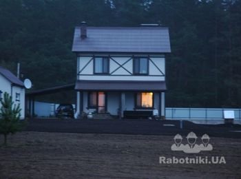 Дом построенный из термоблоков, крыша - крашенные азбоцементные листы