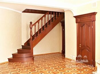 Лестница из массива ясеня, цельнодеревянная