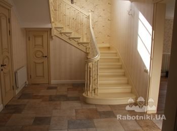 Лестница из массива ясеня - обшивка бетонного основания, по индивидуальному проекту.