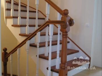 Лестница из массива дуба, цельнодеревянная, двухцветная.