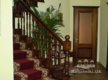 Лестница из массива дуба, обшивка бетонного основания.