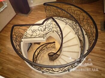 Лестница винтовая, обшивка бетонного основания.