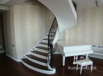 Лестница двухцветная обшивка бетонного основания.