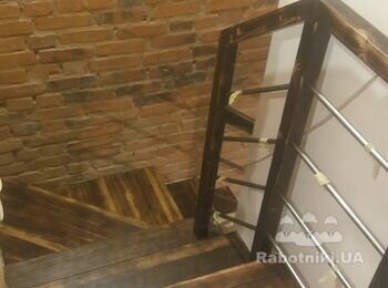 Обпалені та браширувані соснові сходи покриті поліуретан-акриловим паркетним лаком