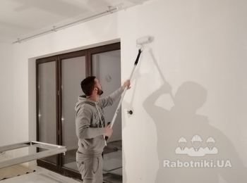 Фарбування стіни і стелі