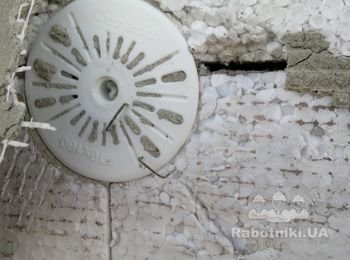 Местами сетка крепилась скобами к дюбелям и потом сверху примазывалась клеем. В следствии чего легко снималась от утеплителя. Стыки утеплителя ничем не заделывались.