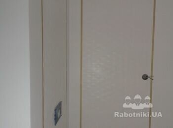 Сан узел. Один из самых красивых за мою практику. Белая матовая плитка Marca Corona Италия. Фриз рифленый, который делит алюминиевая вставка под золото. Пол под мрамор крупноформатная плитка 1200х600. Заказчик хотел минимальные швы, было принято нестандартное решение ложить на лезвие ножа. 54 рез был выполнен как с заводской, так и с резаной стороны.