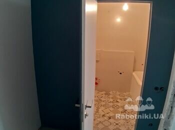 Вход в сан узел. Двери скрытого монтажа, покрашены в 2 цвета, которые поделили строго по центру
