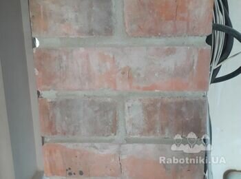 Вид состояния кирпича до очистки для наглядности.