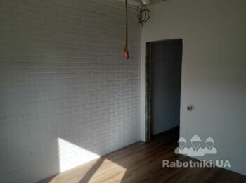 Покраска выполнена самой премиальной краски из линейки Caparol. Caparol Premium Clean. Краска моется даже Доместосом. Не оставляет никаких следов. Проводили тесты на образце. Мазали колбасой, писали карандашом. Кидали в лужу, топтали ногами. И все отмыли. Рекомендую!