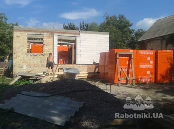 Перекрытие между 1-2 етажа. 
Двух скатная крыша.