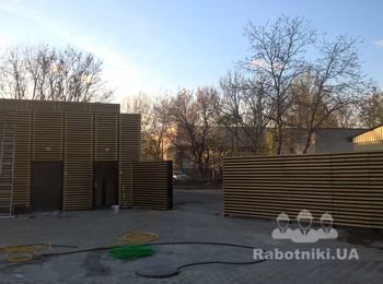 Покраска деревянного фасада г. Черкассы Зоопарк.