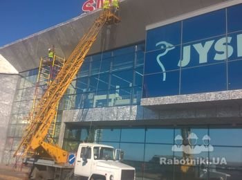 Снятие старого лакокрасочного покрытие и последующая покраска алюминиевого  листа. г. Кривой Рог ТРК Солнечная галерея 2700м2.