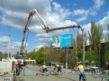 АВТОБЕТОНОНАСОСЫ
Машина, располагающаяся на специальном шасси, оборудована раскладывающейся стрелой, благодаря маневренности которой производится заливка бетона в труднодоступных участках. Услуги автобетононасоса востребованы на строительных объектах, где требуется мобильность транспорта. Современный автопарк компании располагает моделями 24, 37, 42, 47, 50-метровых размеров. Принцип раскладки стрелы бывает разный – это Z- или R-образные модели. Отличаются установки и по набору секций, бывают 3-