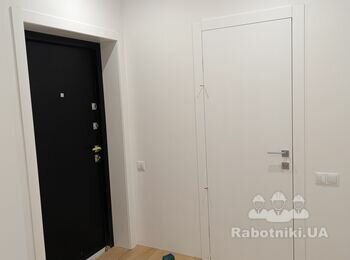 Монтаж міжкімнатних дверей, і обшивка аркі вхідних дверей.