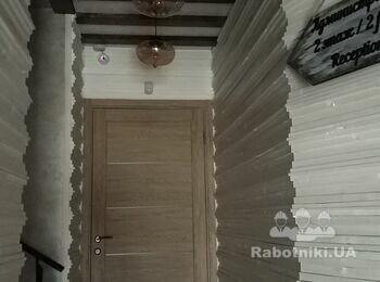 Стены декор планка, потолок выбеленный с застаренными балками