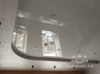 Натяжной потолок и декоративка (аточенто) на балке из гипсокартона