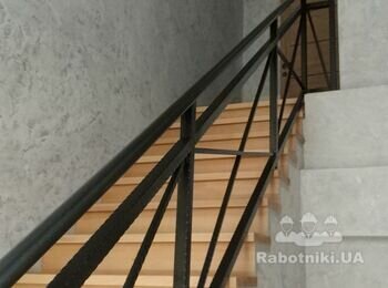 Сварная лестница и перила, ступени бук, стены декоративная шпаклевка - венецианка