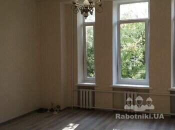 класс в школе (стены в декоративке,натяжной потолок,пол ламинат