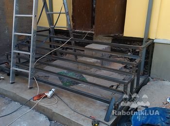 НА СТАДИИ РЕМОНТА Вход в помещение сварные роботы