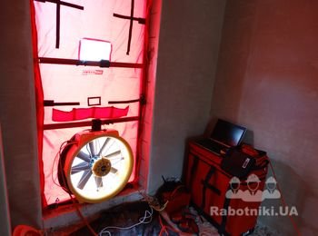 Blower Door тест (Аэродверь) - эффективный способ контроля качества строительных работ влияющих на энергоэффективность, тепловой комфорт и долговечность здания. Выполняется бесплатно при заказе у нас работ по теплоизоляции зданий.