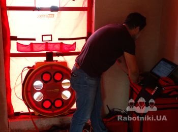 Blower Door тест (Аэродверь) - эффективный способ контроля качества строительных работ влияющих на энергоэффективность, тепловой комфорт и долговечность здания. Выполняется бесплатно при заказе у нас работ по теплоизоляции зданий.