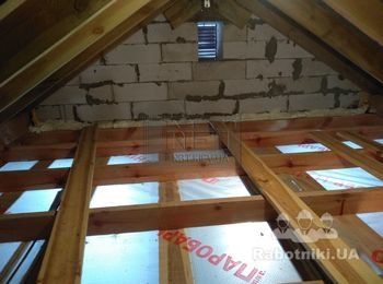 Деревянное перекрытие частного дома представляет собой каркасную конструкцию, утеплять которую нужно бесшовно с перекрытием торцов балок, которые являются мостами холода.