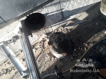 Сверление бетонного фундамента с наполнениение бута  толщиной 920 мм и діаметром 300 мм