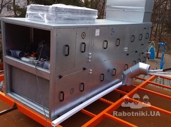 Монтаж моноблочної приточно-витяжної машини з рекуперацією тепла на дах ресторану